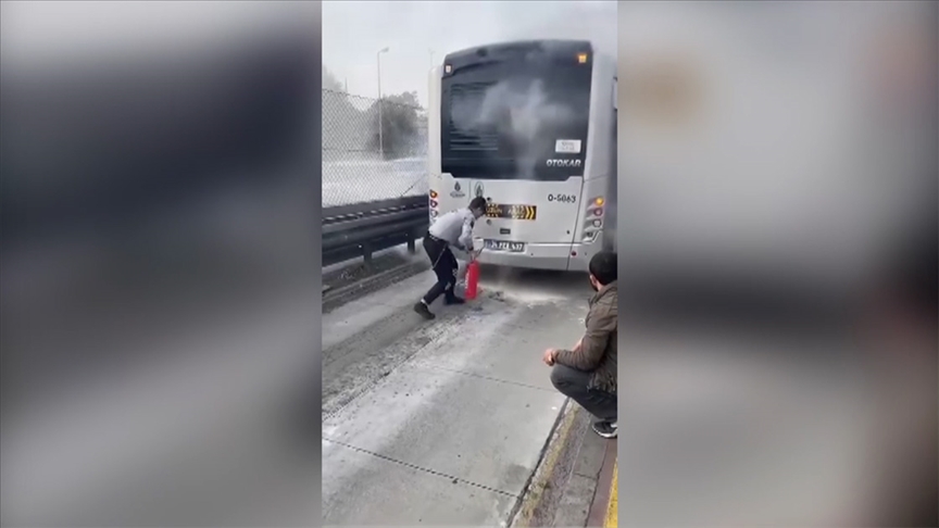 Küçükçekmece'de dumanlar yükselen metrobüsteki yangına güvenlik görevlileri müdahale etti 