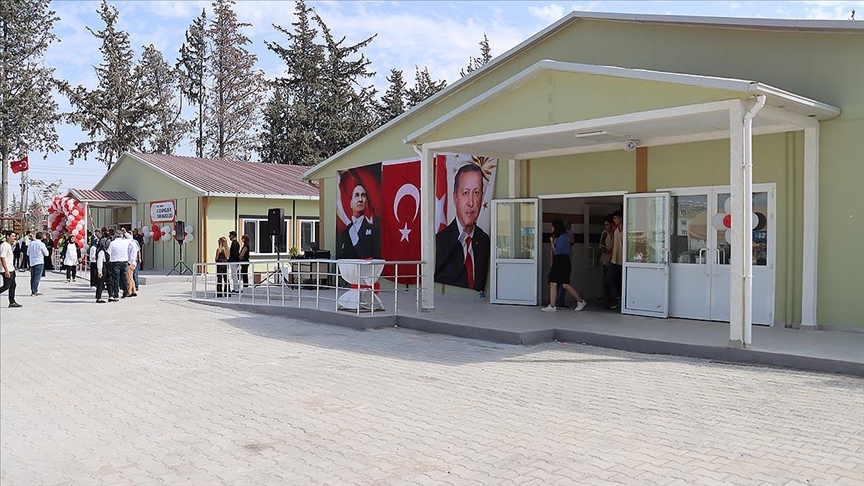 Hatay'da depremde hasar aldığı için yıkılan okulun yerine yenisi yapıldı 