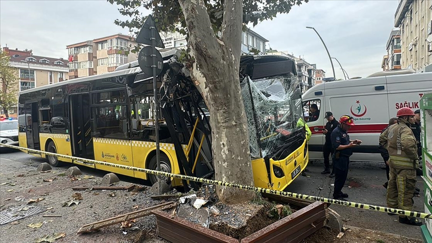 Bahçelievler'de ağaca çarpan İETT otobüsündeki 7 kişi yaralandı 