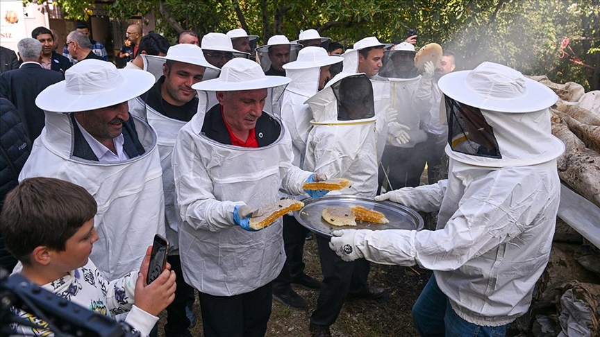 Van'da "bal şenliği" etkinliğine katılanlar önce halay çekti sonra hasat yaptı