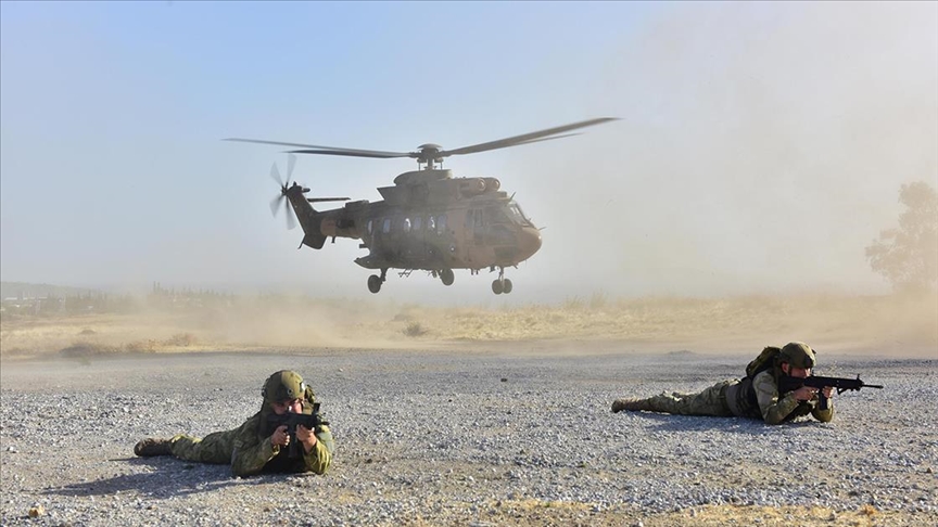 MSB, amfibi deniz piyadelerinin "Helikopter ve Tank Piyade İşbirliği" eğitimlerinden fotoğraf paylaştı