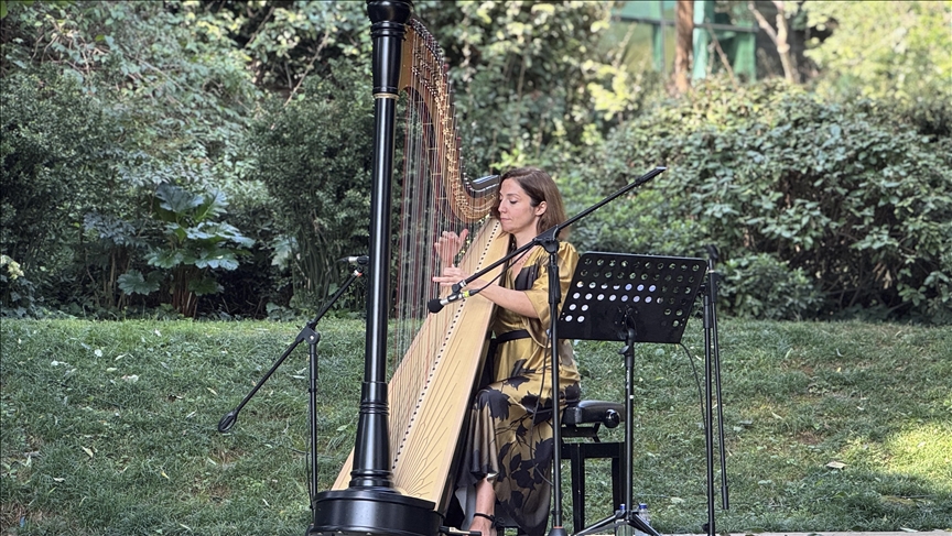 Arpist Meriç Dönük, enstrümanıyla kültürlerarası bir gezinti sunuyor