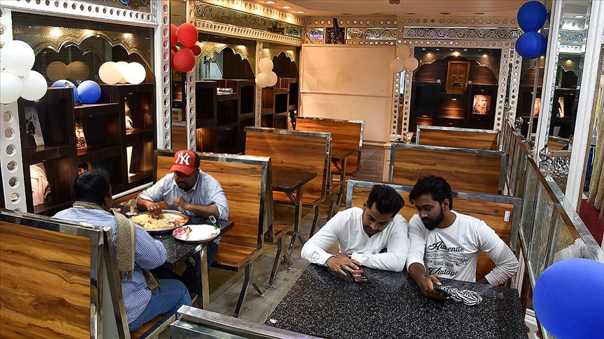 Hindistan'da restoran çalışanlarının isimlerinin açıklanması zorunluluğu Müslümanları endişelendiriyor