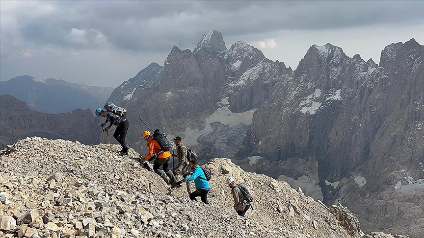 Hakkari'de dağcılar, Köşe Direği Dağı'nda zirve yaptı 