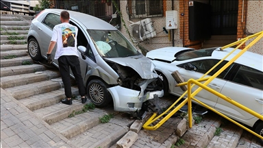 İzmir'de otomobillerin kaza sonrası merdivenlere düşmesi güvenlik kamerasında