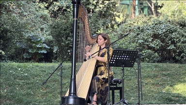 Arpist Meriç Dönük, enstrümanıyla kültürlerarası bir gezinti sunuyor