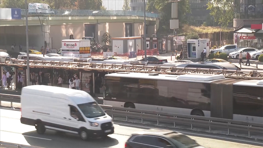 İstanbul'da metrobüs sorunları yolcuları mağdur ediyor