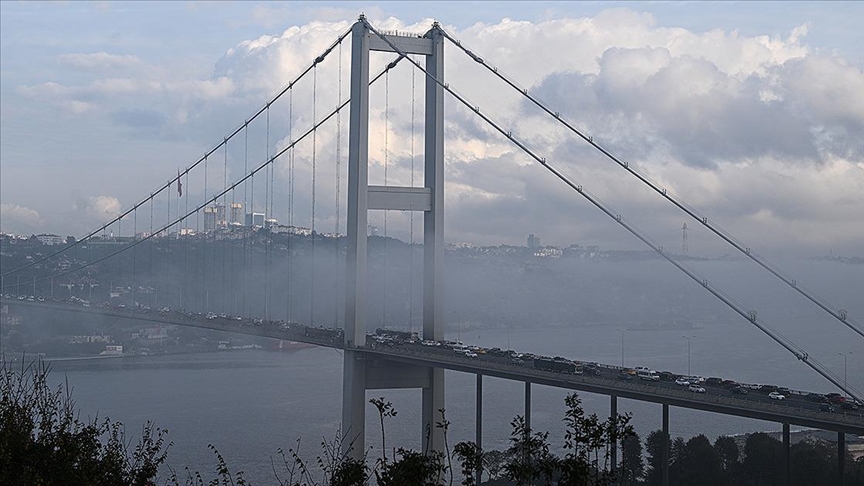 İstanbul'da etkili olan sis nedeniyle trafik yoğunluğu yaşanıyor