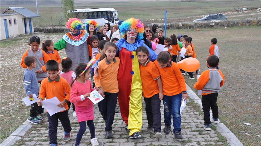 Köy köy gezen üniversite öğrencileri Karslı çocuklarla buluşuyor