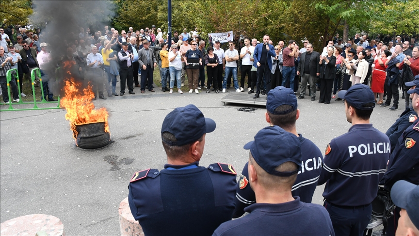 Албанија: Демонстрантите во Тирана побараа оставка од градоначалникот Ерион Велиај