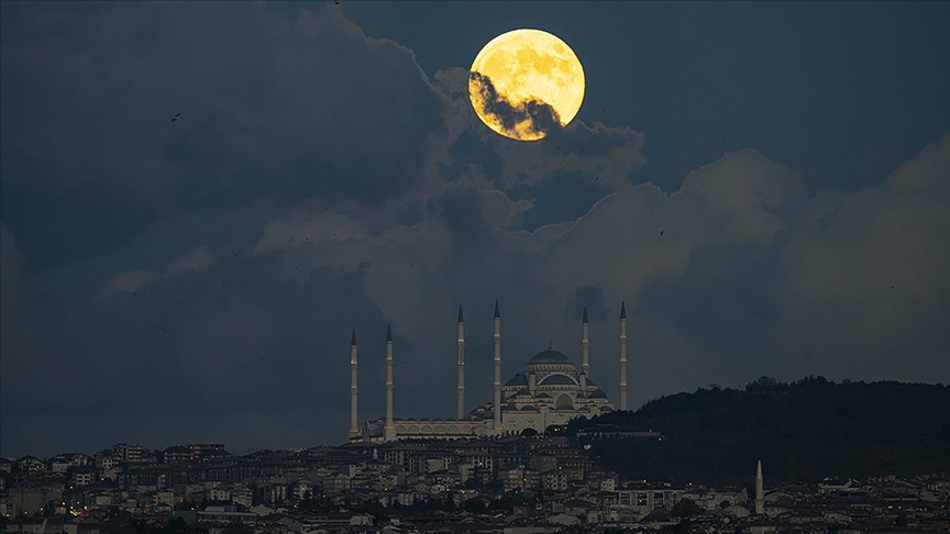 "Süper Ay" gökyüzünde güzel görüntüler oluşturdu