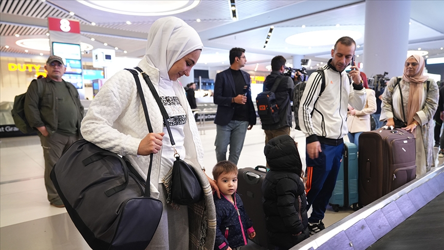 Lübnan'dan ayrılmak isteyen Türk vatandaşları uçakla İstanbul'a geldi