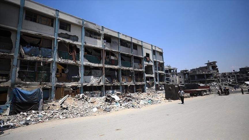 إسرائيل تدمر مسجدين برفح وتقصف مدرسة وسط غزة