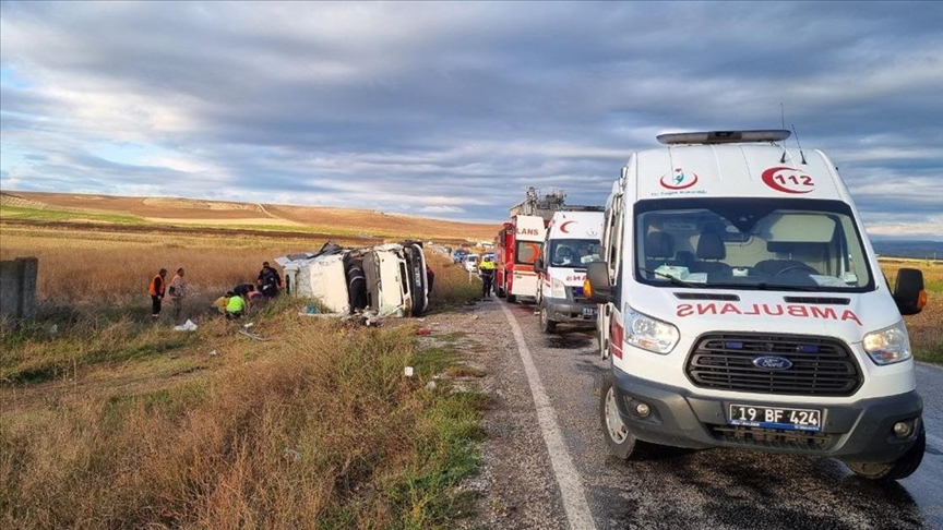 Çorum'da minibüsle tankerin çarpışması sonucu 1 kişi öldü, 22 kişi yaralandı