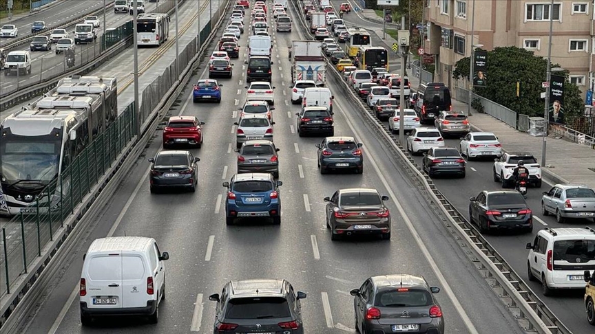 İstanbul'da sabah saatlerinde etkili olan sağanak trafik yoğunluğunu artırdı