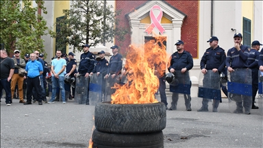 Tensione në protestën para Kuvendit të Shqipërisë dhe Bashkisë së Tiranës