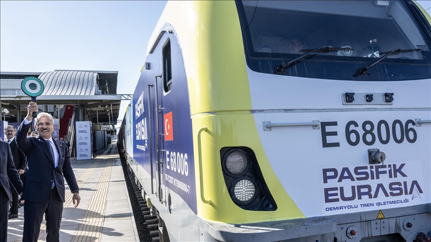 Türkiye'nin ilk özel uluslararası yük treni İstanbul'dan Avrupa'ya uğurlandı