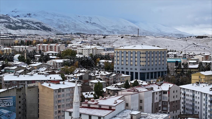 Erzurum şehir merkezine mevsimin ilk karı yağdı