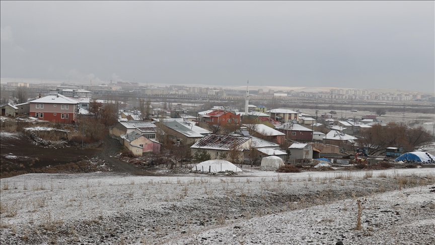 Ağrı'da dağlar ve köyler karla kaplandı