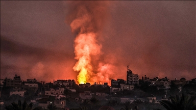 Gazze’nin kuzeyinde iletişimi kesen İsrail, bölgeye yoğun bombardıman düzenliyor