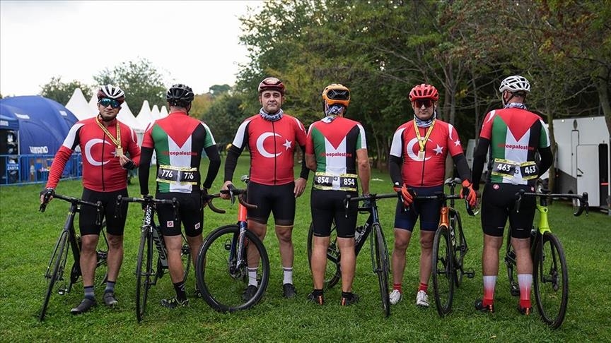 عليه علم فلسطين.. فريق تركي للدراجات الهوائية يلفت الأنظار بزيه