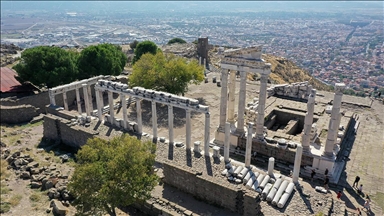 Bergama'daki yüzey araştırmalarında yaklaşık 4 bin 500 yıllık tanrıça figürü bulundu