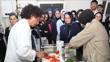 Türk yemeklerini dünyaya tanıtan ünlü şef, gastronominin inceliklerini öğrencilere anlattı