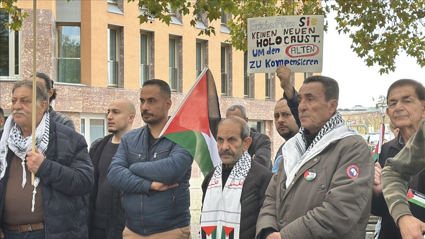 Berlin : Manifestation contre la MAE allemande qui a justifié les attaques israéliennes contre les civils à Gaza