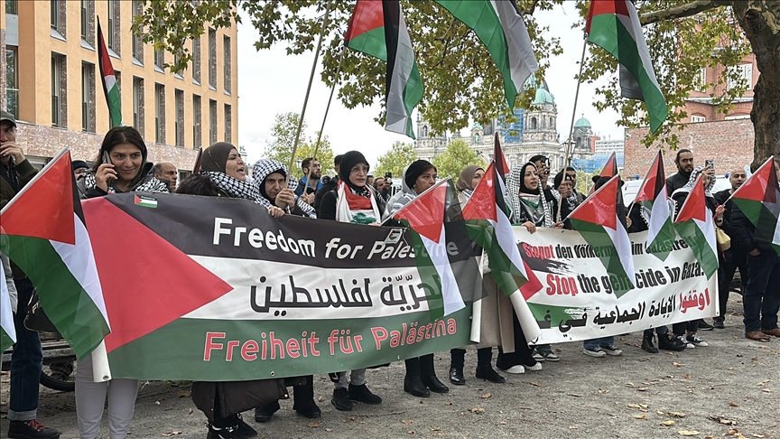 Protest in Berlin against top German diplomat's justification for Israeli attacks on civilians in Gaza