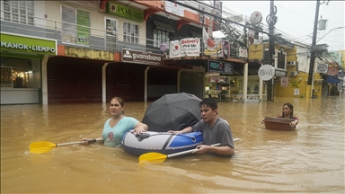 Filipinler'de tropik fırtına öncesi etkili olan şiddetli yağış sellere yol açtı