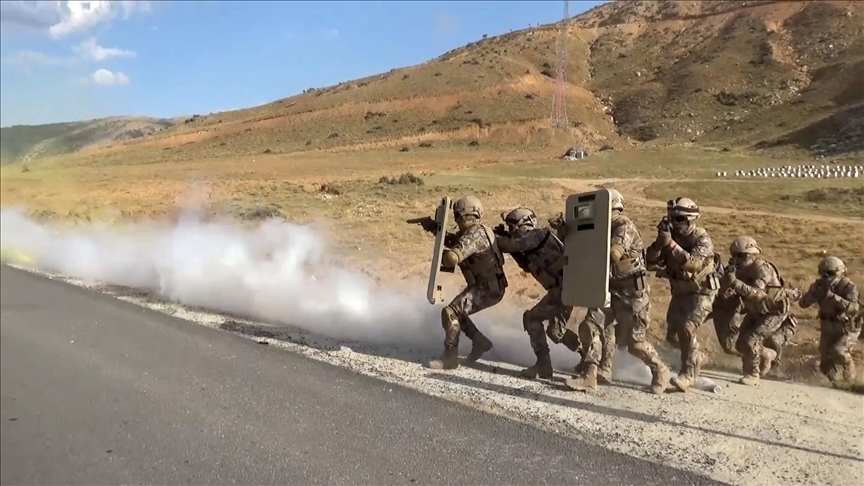 Bitlis'te Polis Özel Harekat timleri gerçeği aratmayan tatbikatlarla göreve hazırlanıyor