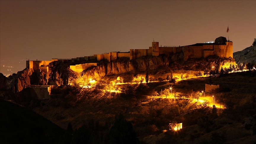 Elazığ'ın tarihi Harput Mahallesi gece görüntülendi