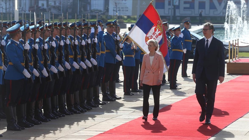 Вучиќ свечено ја пречека Урсула фон дер Лајен пред Палатата Србија