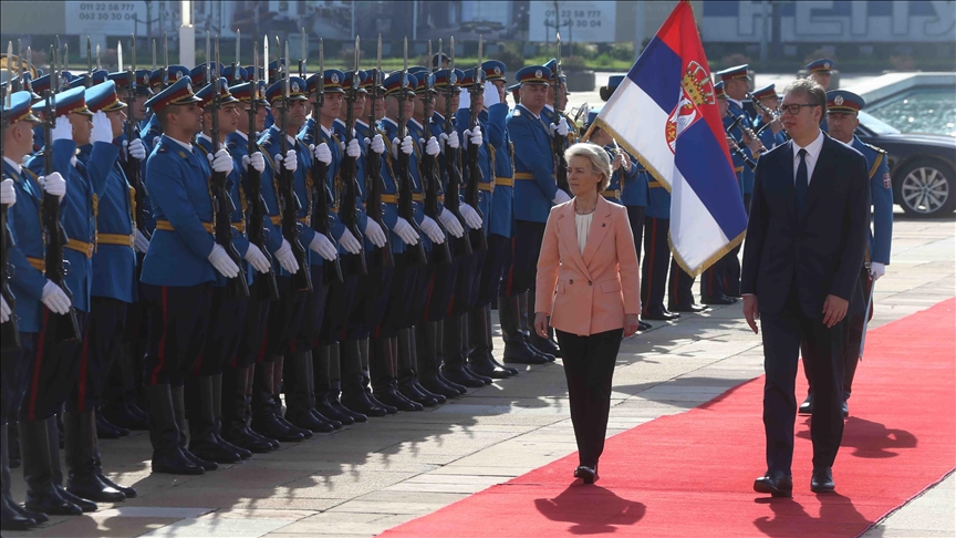 Vuçiq pret me ceremoni shtetërore presidenten e Komisionit Evropian