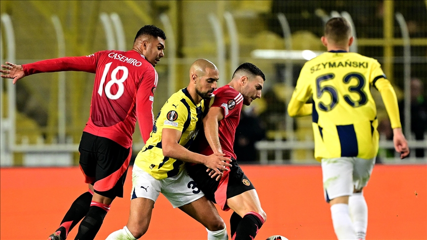 Fenerbahce draw with Manchester United, Besiktas beat Lyon in Europa League