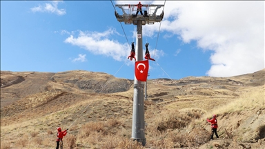 Hakkari'de JAK timi kayak sezonu öncesi tatbikat yaptı