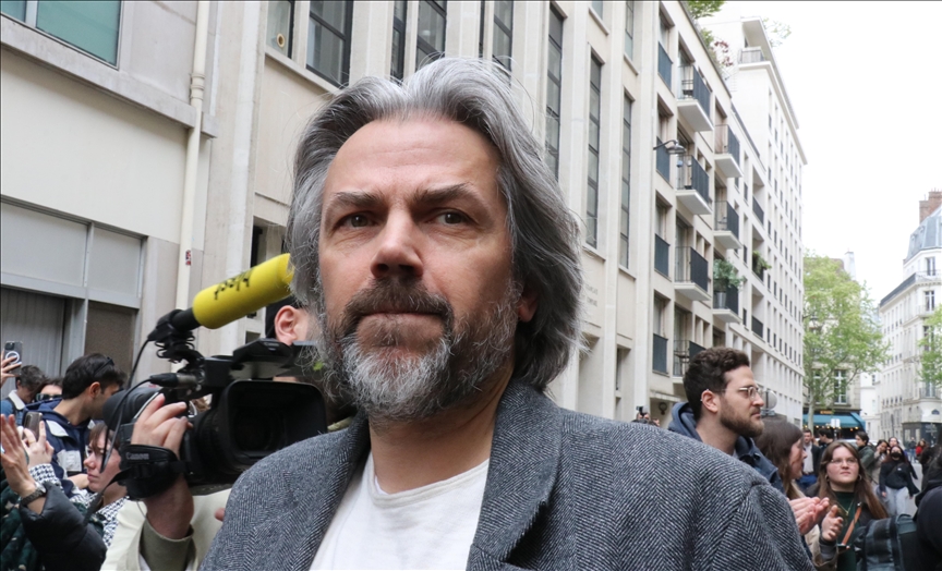 France : Aymeric Caron demande la démission de Bernard-Henri Lévy du conseil de surveillance d’Arte