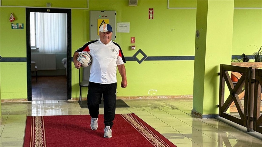 Huzurevinin futbol aşığı "Maradona Kamil"