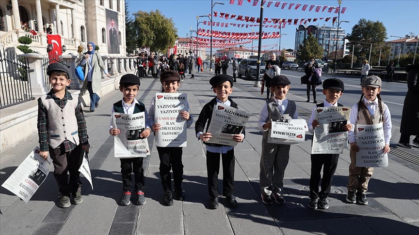 Sivas'ta öğrenciler Cumhuriyet'in ilanını duyuran temsili gazete dağıttı