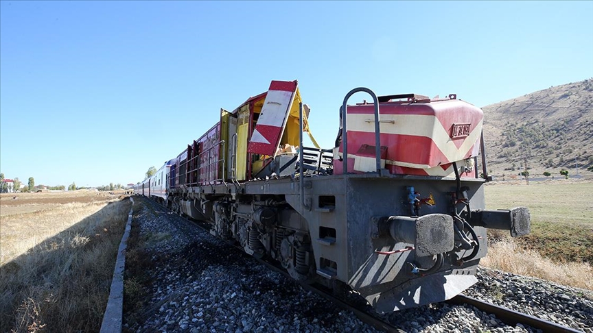 Muş'ta yolcu treninin beton pompasına çarpması sonucu 1 makinist öldü, 2 makinist yaralandı