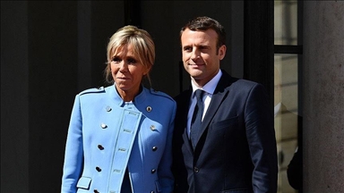 Emmanuel et Brigitte Macron accueillis en grande pompe par le Roi Mohammed VI à Rabat