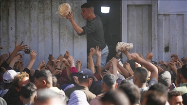 İsrail'in saldırılarını sürdürdüğü Gazze Şeridi'nin güneyinde un ve ekmek krizi derinleşiyor