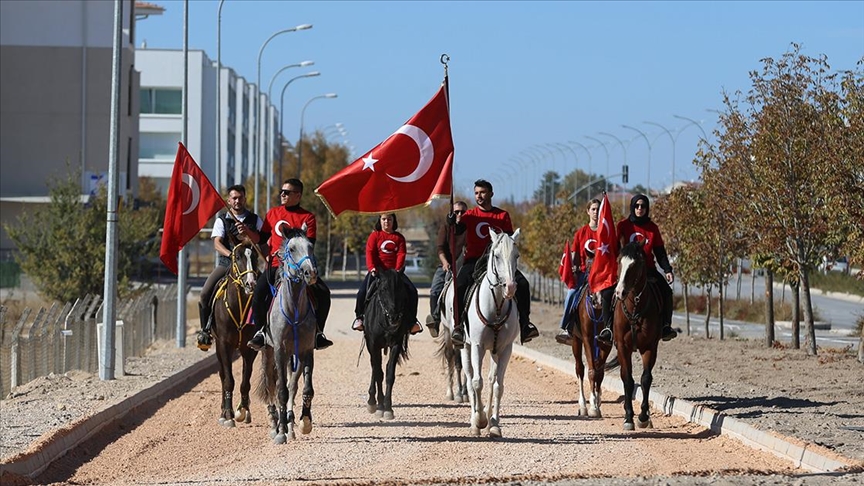 Eskişehir'de bir grup Cumhuriyet Bayramı'nı at üstünde Türk bayraklarıyla tur atarak kutladı