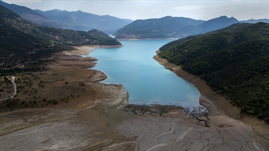 Yunanistan'ın Korinthos kentinde kuraklık nedeniyle musluklardan çamurlu su akmaya başladı