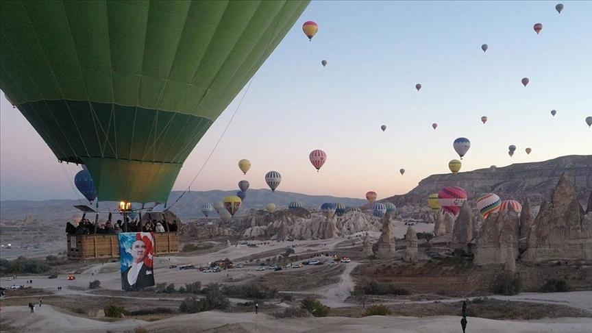 Li Kapadokyayê balon bi alayên Tirkî va li esmanan firiyan