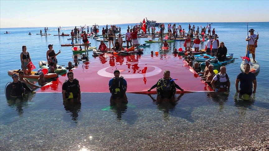 Antalya'da "Cumhuriyet'in 101. yılı" denizde Türk bayrağı açılarak kutlandı