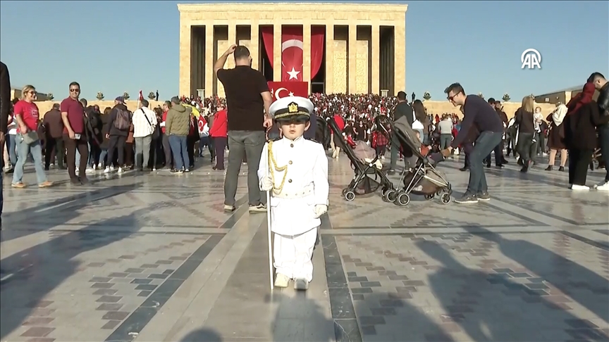 Anıtkabir'de askerlerin nöbet değişimini taklit eden minik Barskan, ziyaretçilerin ilgi odağı oldu