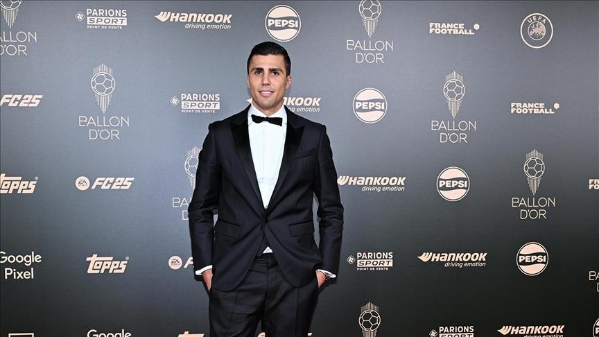 Le milieu de terrain espagnol de Manchester City, Rodri, remporte le Ballon d'Or