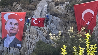 Olimpos'ta kaya tırmanışıyla Cumhuriyet'in 101. yılı kutlandı