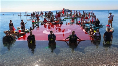 Antalya'da "Cumhuriyet'in 101. yılı" denizde Türk bayrağı açılarak kutlandı